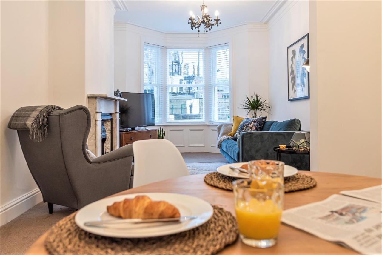 Perfectly Located 4 Storey Townhouse With 2 Parking Spaces In Central Харрогейт Экстерьер фото