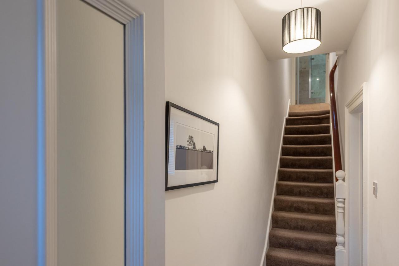 Perfectly Located 4 Storey Townhouse With 2 Parking Spaces In Central Харрогейт Экстерьер фото