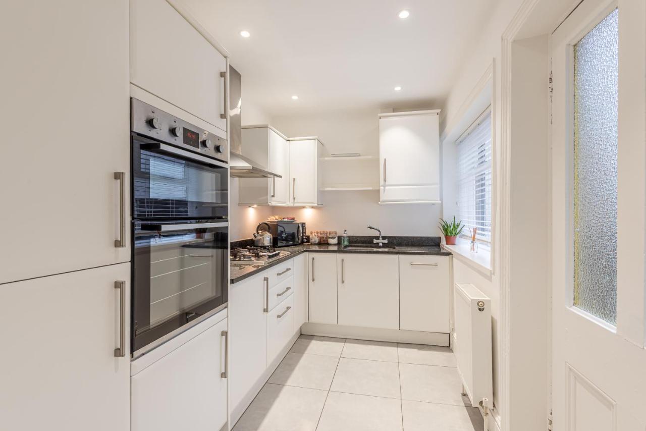 Perfectly Located 4 Storey Townhouse With 2 Parking Spaces In Central Харрогейт Экстерьер фото