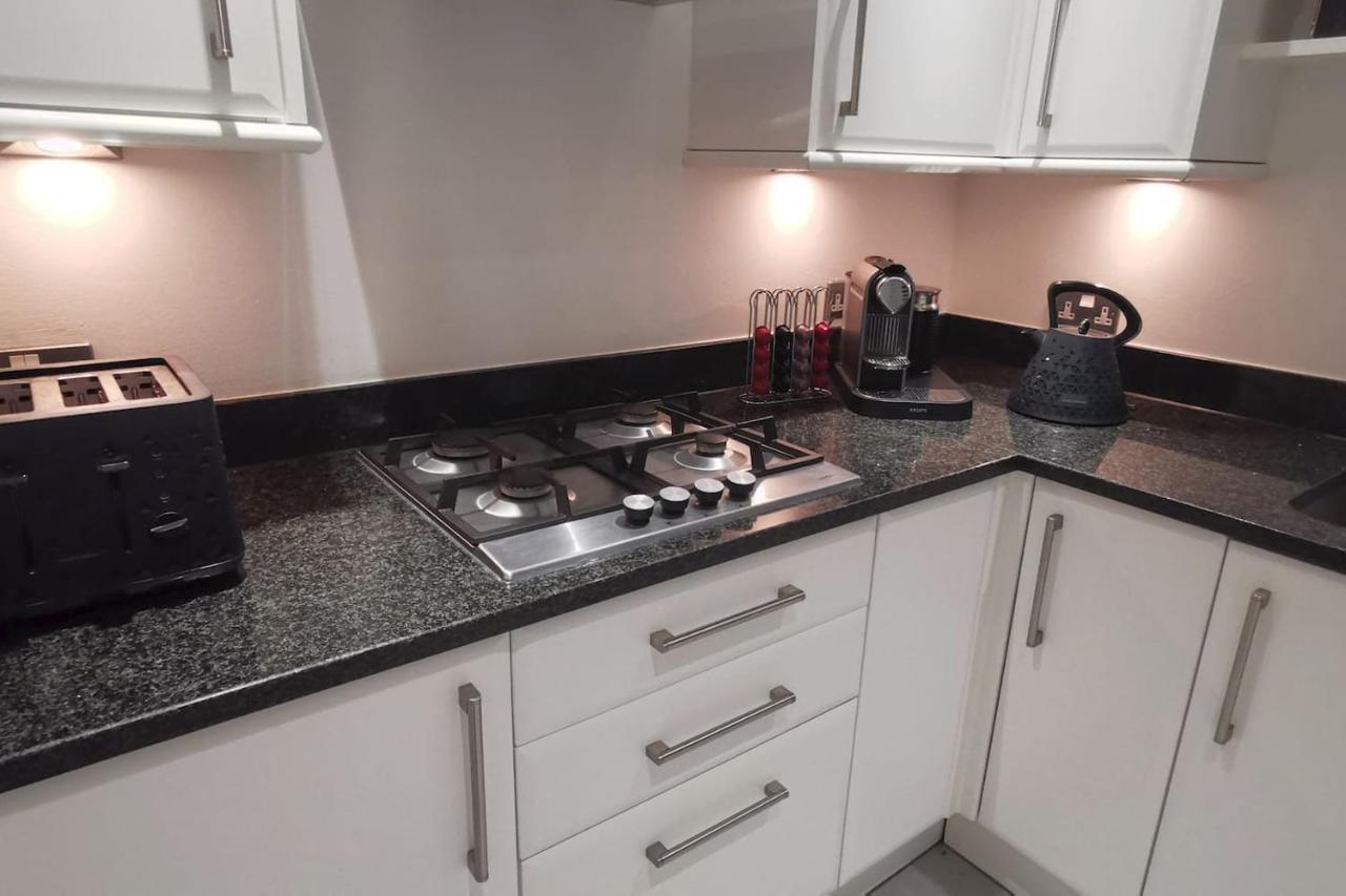 Perfectly Located 4 Storey Townhouse With 2 Parking Spaces In Central Харрогейт Экстерьер фото