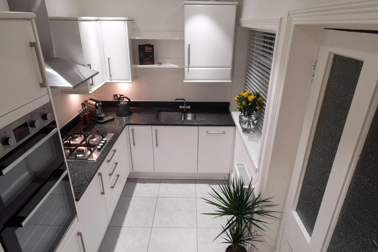 Perfectly Located 4 Storey Townhouse With 2 Parking Spaces In Central Харрогейт Экстерьер фото