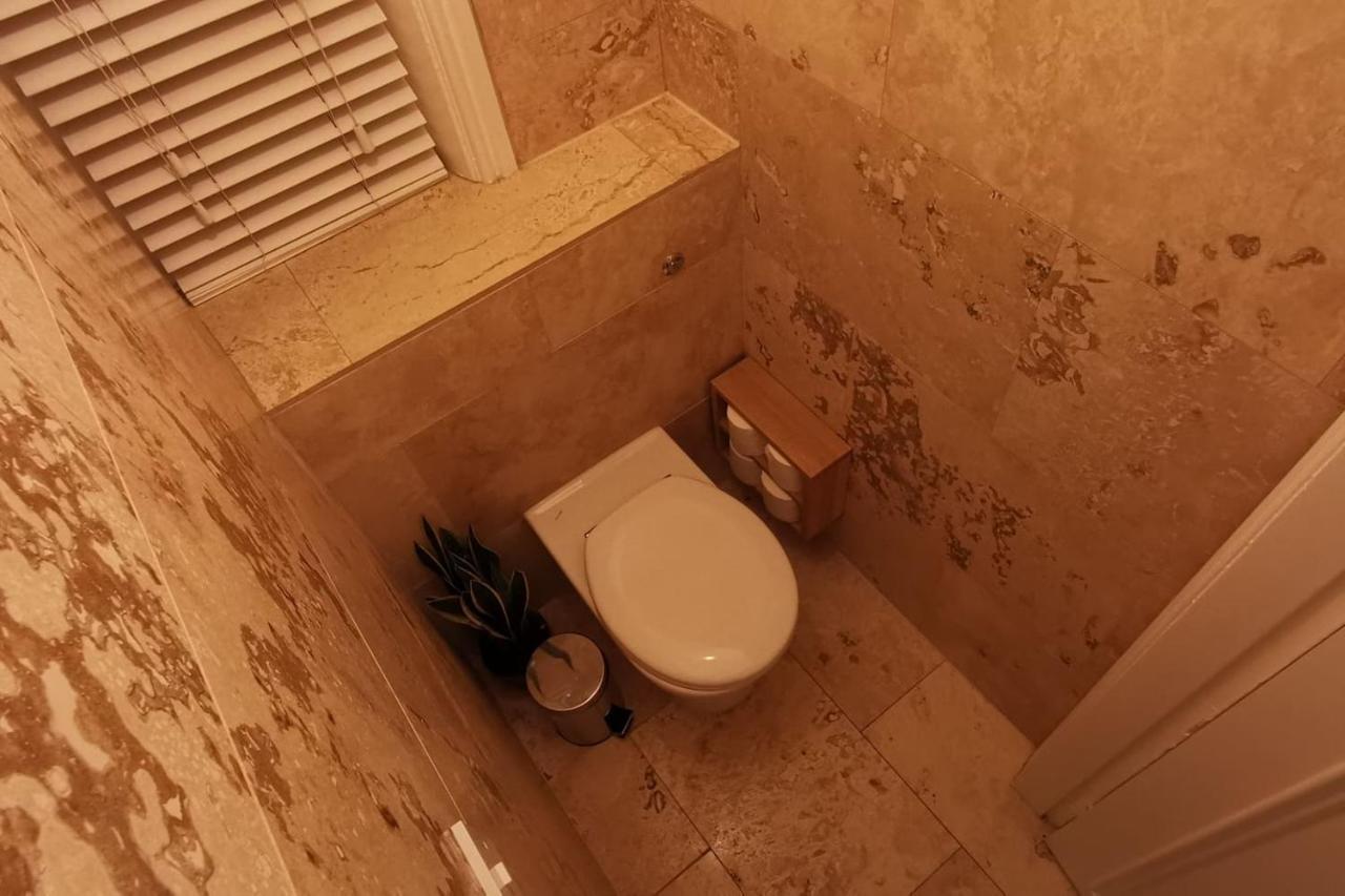 Perfectly Located 4 Storey Townhouse With 2 Parking Spaces In Central Харрогейт Экстерьер фото