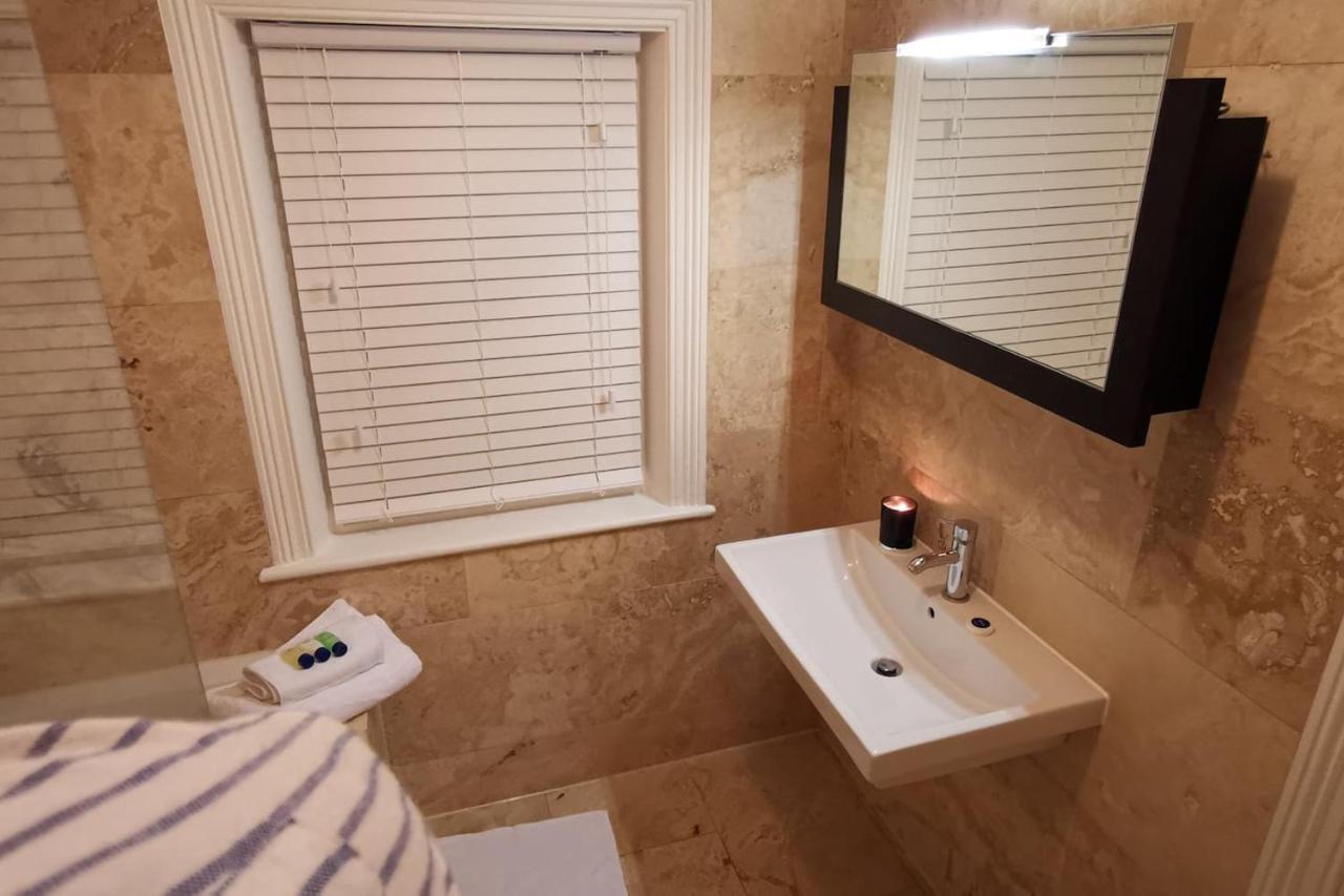 Perfectly Located 4 Storey Townhouse With 2 Parking Spaces In Central Харрогейт Экстерьер фото