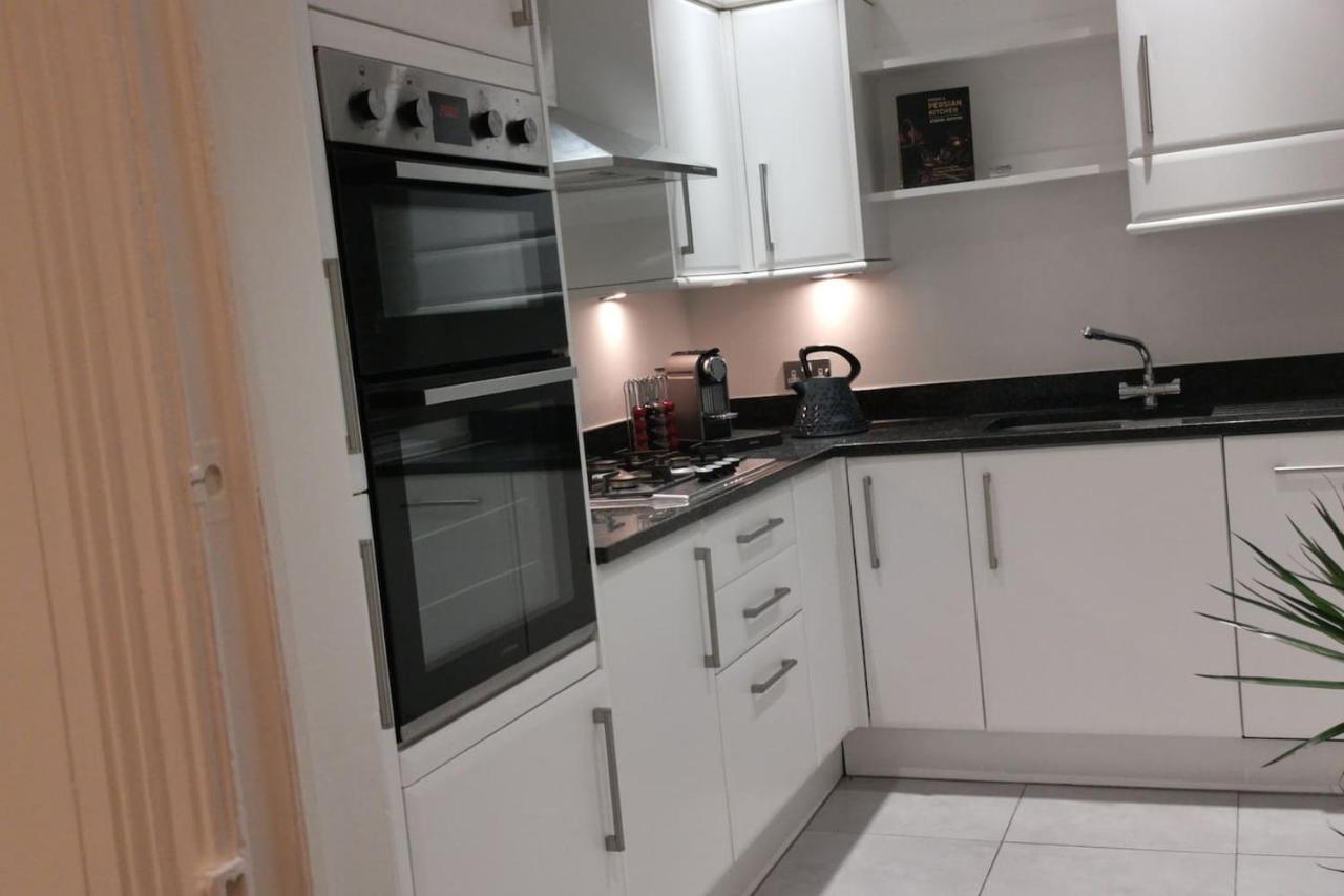 Perfectly Located 4 Storey Townhouse With 2 Parking Spaces In Central Харрогейт Экстерьер фото