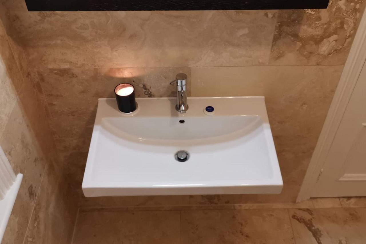 Perfectly Located 4 Storey Townhouse With 2 Parking Spaces In Central Харрогейт Экстерьер фото